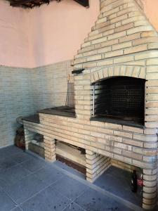 TV a/nebo společenská místnost v ubytování Kitnet em Ubatuba perto da praia