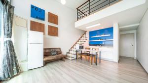 sala de estar con zona de comedor y mesa en Sacheon Bichae Pension, en Sacheon 2 fotos más