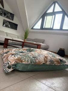 a bed sitting in a room with a window at Chambre Saint Gilles les bains1 in Saint-Paul