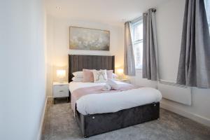 a bedroom with two beds and a window at Stylish 1BR Apt near Cardiff Castle in Cardiff