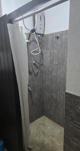 eine Dusche mit Duschvorhang im Bad in der Unterkunft Cottage Purana in Bandarawela