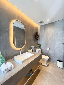 Ένα μπάνιο στο Modern Sanctuary Luxury 3BR Escape in Berawa