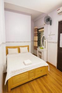 a bedroom with a large bed in a room at Khách sạn Hoa Anh Anh in Ho Chi Minh City