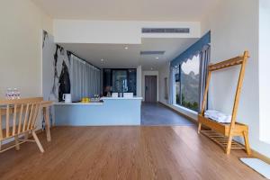 een woonkamer met een bank en een tafel bij Azure Peaks-English Services-At National Forest Park with Free Shuttle in Zhangjiajie