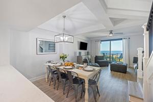 uma sala de jantar e sala de estar com mesa e cadeiras em SW416B: 416B Shipwatch em Isle of Palms