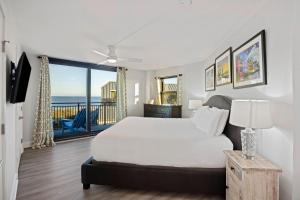 um quarto com uma cama e vista para o oceano em SW416B: 416B Shipwatch em Isle of Palms mais 57 fotografias