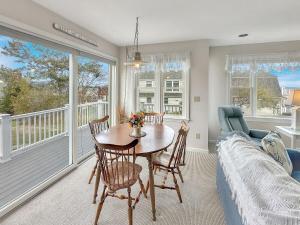 een woonkamer met een tafel en een bank bij Perkins Cove Gem in Ogunquit