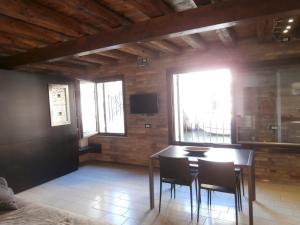 een eetkamer met een tafel en stoelen bij Cocoloco in Venetië