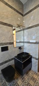 Koupelna v ubytování The Lychee Hotel & Resort