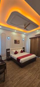 Postel nebo postele na pokoji v ubytování The Lychee Hotel & Resort