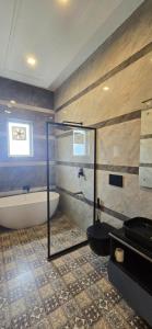 Koupelna v ubytování The Lychee Hotel & Resort