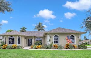 een huis met een Amerikaanse vlag ervoor bij Marco Beach House l Private Pool in Marco Island