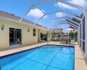 een zwembad met een glazen dak erover bij Marco Beach House l Private Pool in Marco Island +20 foto's