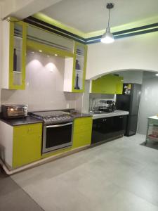 メキシコシティにあるLa casa del Jardínのキッチン(黄色のキャビネット、コンロ付) +5枚の写真