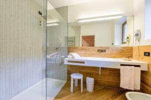 Chalet Pineta relax location的一间浴室