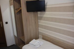 En tv och/eller ett underhållningssystem på Airport-Hotel zum Taubengrund