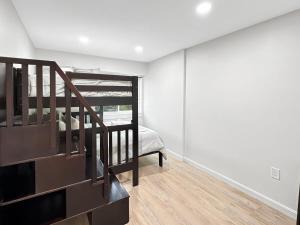 ein Schlafzimmer mit einem Etagenbett und einer Treppe in der Unterkunft Mt Green 1-D09 in Killington Village