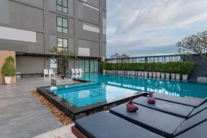 une piscine au sommet d'un immeuble dans l'établissement Arawana Regency South Pattaya, à Pattaya (sud) 10 autres photos