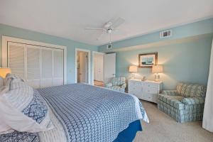 Un dormitorio con una cama, un sofá y una silla. en RD2224: 2224 Rolling Dune, en Seabrook Island 63 fotos más