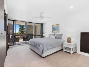 キングスクリフにあるBeached On Marine Paradeの白いベッドルーム(ベッド1台、バルコニー付)
