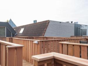 una hilera de terrazas de madera con techo en Luxury apartment in Renesse with infrared sauna, en Renesse