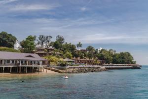 un complejo en la playa con un barco en el agua en KTM Resort Batam en Sekupang