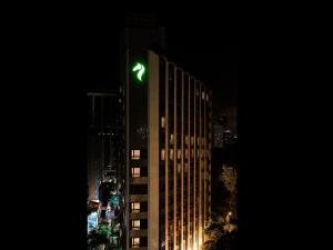 a green light on top of a building at night at Stanford Hillview Hotel Hong Kong in Hong Kong