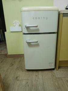 un viejo refrigerador blanco con la palabra "cocina" escrita en él en 전북대근처 시외버스터미널 원룸6, en Haga-ri