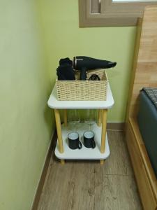una mesita con una cesta y vasos encima en 전북대근처 시외버스터미널 원룸6, en Haga-ri