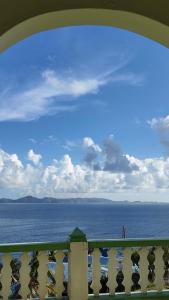une vue sur l'océan depuis un balcon dans l'établissement Ocean Heights, à Arnos Vale