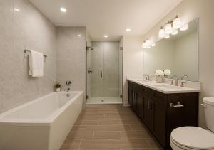 アトランタにあるCopper Retreatsの浴槽、洗面台、トイレを備えたバスルーム
