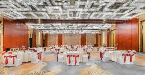 Un gran salón de banquetes con mesas y sillas blancas. en Intercontinental Jinan City Center by IHG, en Jinan 165 fotos más