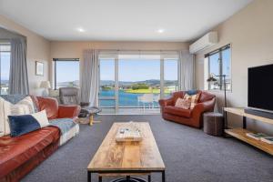 TV a/nebo společenská místnost v ubytování The Dunes Lake View - Welcome Gift on arrival