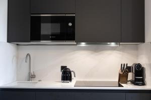 eine Küche mit Spüle und Mikrowelle in der Unterkunft New Ideal 2 rooms 12 4 people in Saint-Bon-Tarentaise + 7 Fotos