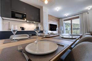 einen Esstisch mit Weingläsern darauf in der Unterkunft New Ideal 2 rooms 12 4 people in Saint-Bon-Tarentaise