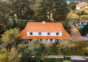 une vue aérienne sur une maison avec un toit orange dans l'établissement Dalat Train Village, à Đà Lạt