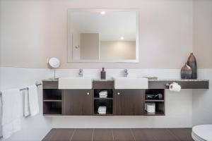 Koupelna v ubytování The Dunes Lake View - Welcome Gift on arrival + 48 fotografií