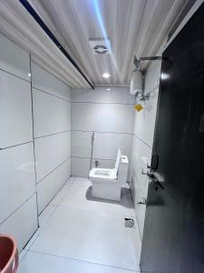 Ένα μπάνιο στο Pallav Guest House