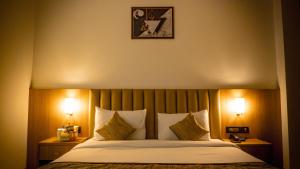 Postel nebo postele na pokoji v ubytování Hotel The RS Casa - Agra + 6 fotografií