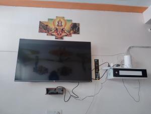 Μια τηλεόραση ή/και κέντρο ψυχαγωγίας στο "Om Sadan" Home Stay Ayodhya Dhaam +38 φωτογραφίες