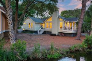 una casa con luces encendidas en el patio en LV19: 19 Lake Village, en Isle of Palms