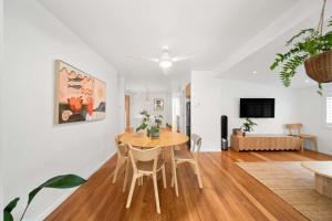 Μια τηλεόραση ή/και κέντρο ψυχαγωγίας στο The Palma - Leafy Tropical Escape in Moffat Beach +36 φωτογραφίες