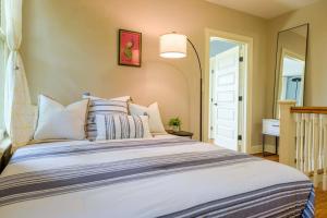 シラキュースにあるWestcott Apartments 2BD Suiteの白い枕が付いた大きなベッドのある寝室 +83枚の写真