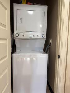 シラキュースにあるWestcott Apartments 2BD Suiteの部屋にある白い洗濯機と乾燥機