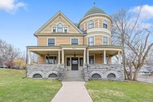 シラキュースにあるWestcott Apartments 2BD Suiteの大家