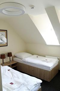 2 Betten in einem Zimmer mit einer Decke in der Unterkunft Ośrodek Architektury i Humanistyki in Sandomierz + 26 Fotos