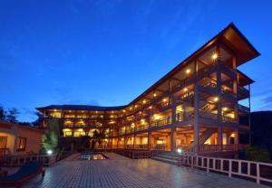 a large building at night with lights on at Haad Yao Bayview in Koh Phangan +5 photos