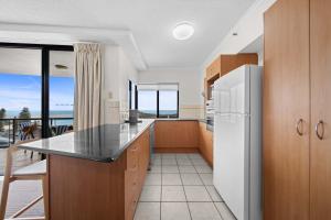 cocina con nevera y vistas al océano en Seaside Solace at Caloundra Seaview 3BD Apartment, en Caloundra 30 fotos más