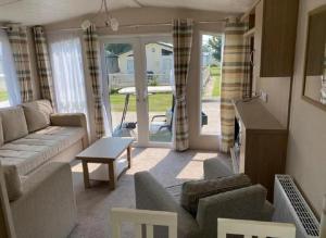 Et opholdsområde på Caravan With Front Decking At Coopers Beach Holiday Park Ref 49080Pa