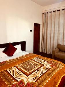 Postel nebo postele na pokoji v ubytování The Budget White House Hotel